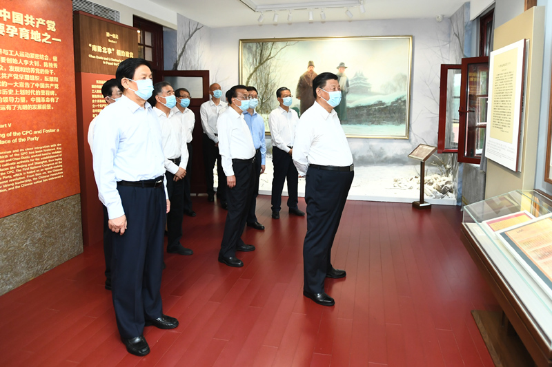 6月25日，中共中央政治局就用好紅色資源、賡續(xù)紅色血脈舉行第三十一次集體學(xué)習(xí)。這次集體學(xué)習(xí)采取參觀和討論相結(jié)合的形式，這是習(xí)近平、李克強、栗戰(zhàn)書、汪洋、王滬寧、趙樂際、韓正等在北大紅樓參觀“光輝偉業(yè) 紅色序章——北大紅樓與中國共產(chǎn)黨早期北京革命活動主題展”。新華社記者 謝環(huán)馳 攝
