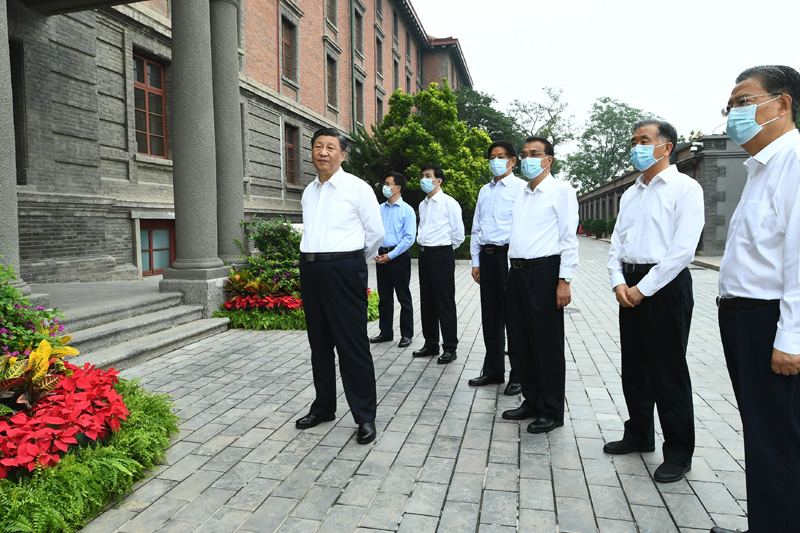 6月25日，中共中央政治局就用好紅色資源、賡續(xù)紅色血脈舉行第三十一次集體學(xué)習(xí)。這次集體學(xué)習(xí)采取參觀和討論相結(jié)合的形式，這是習(xí)近平、李克強、栗戰(zhàn)書、汪洋、王滬寧、趙樂際、韓正等在北大紅樓參觀“光輝偉業(yè) 紅色序章——北大紅樓與中國共產(chǎn)黨早期北京革命活動主題展”。新華社記者 謝環(huán)馳 攝