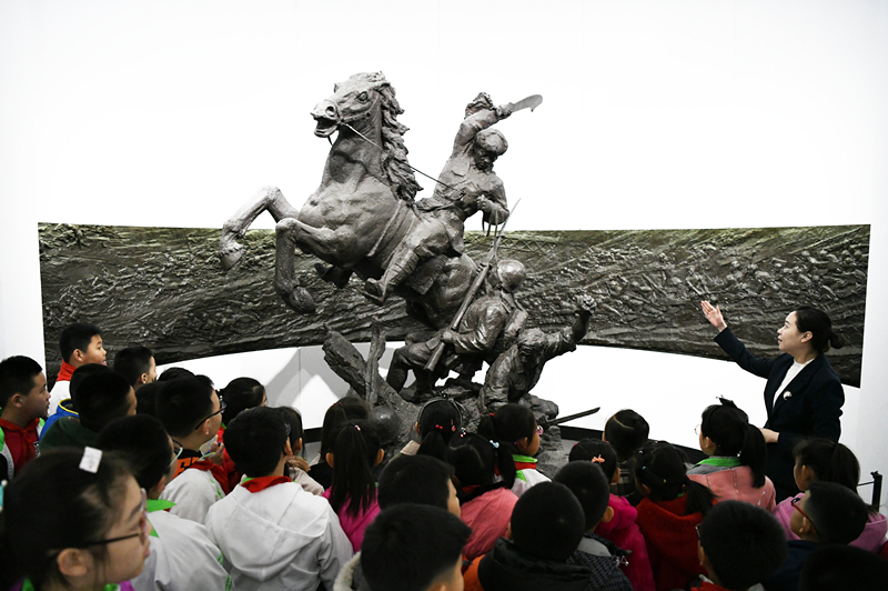 2019年4月4日，在東北烈士紀(jì)念館，學(xué)生們在聽講解員講解。